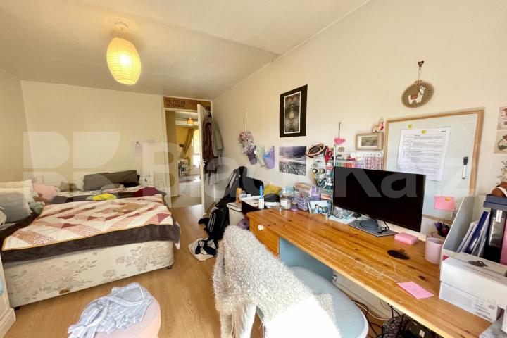 Arranged over two floors Mid-Century development with garden  Potier Street, Borough / London Bridge